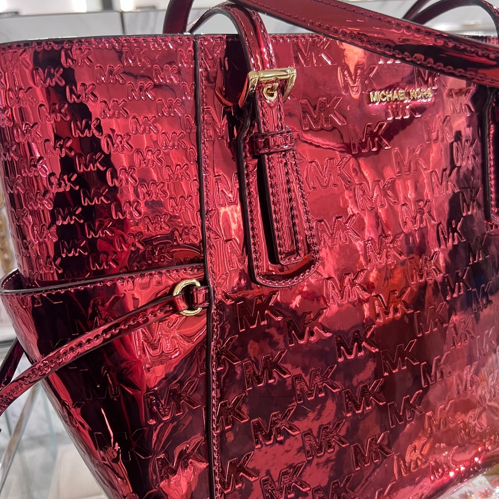 NWT MICHAEL KORS cherry Voyager Large Patent Logo Debossed Tote Bag - Picture 11 of 12